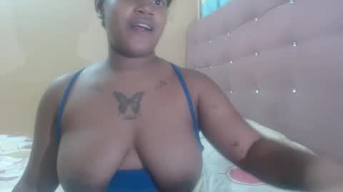 Snapshot of petitechocolatemommy chatting on November 19, 2025, 6:52 pm petitechocolatemommy online show from November 19, 2025, 6:52 pm