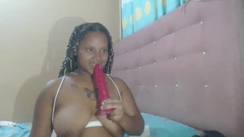 Snapshot of petitechocolatemommy chatting on December 19, 2025, 7:48 am petitechocolatemommy online show from December 19, 2025, 7:48 am