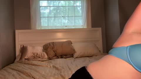 Snapshot of petitegirluvsdick chatting on July 3, 2026, 8:59 pm Bella online show from July 3, 2026, 8:59 pm
