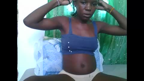 petitesweetchiq online show from November 27, 2025, 10:39 am