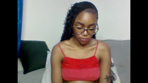 Snapshot of pettite_babe chatting on October 12, 2025, 12:31 am Arielle online show from October 12, 2025, 12:31 am