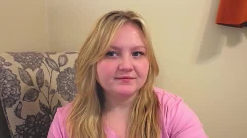 Snapshot of phatassblond chatting on April 19, 2026, 9:39 pm PhatAssBlond online show from April 19, 2026, 9:39 pm