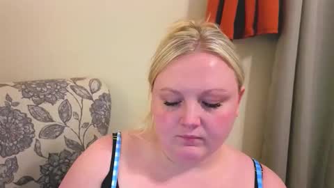 Snapshot of phatassblond chatting on April 29, 2026, 10:49 pm PhatAssBlond online show from April 29, 2026, 10:49 pm
