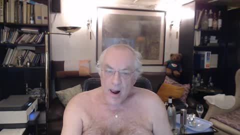 Snapshot of philoumis2 chatting on January 28, 2025, 8:47 pm Philippe online show from January 28, 2025, 8:47 pm