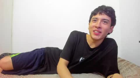 picaszomilos350 online show from April 1, 2026, 12:11 am