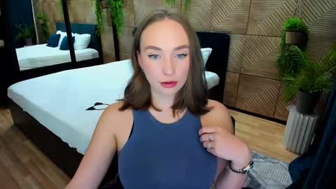 Emelie online show from September 14, 2025, 7:24 pm