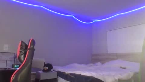 pierceddhabibi online show from November 19, 2025, 2:33 am