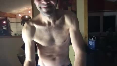 Snapshot of pierrohhh chatting on December 17, 2025, 9:21 pm pierrohhh online show from December 17, 2025, 9:21 pm