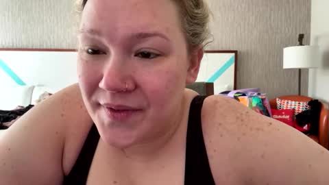Snapshot of piggyrose chatting on April 21, 2026, 3:28 pm Piggy Rose online show from April 21, 2026, 3:28 pm