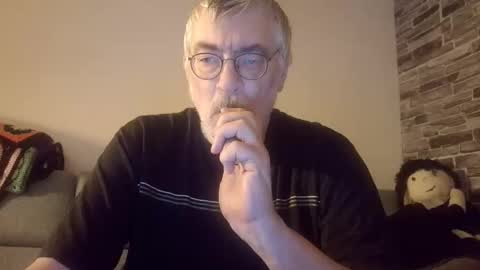 Snapshot of pinholder chatting on December 17, 2025, 7:31 pm Michael online show from December 17, 2025, 7:31 pm