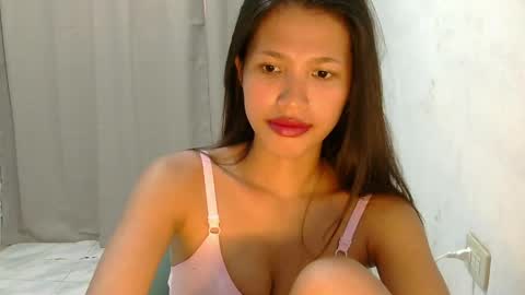 Snapshot of pink_bubbles011 chatting on May 29, 2026, 5:05 am pink_bubbles011 online show from May 29, 2026, 5:05 am