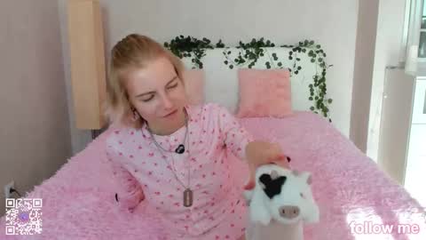 pink_lila18 online show from October 9, 2025, 8:12 am
