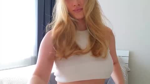 Snapshot of pink_rosee_ chatting on September 10, 2025, 3:17 am online show from September 10, 2025, 3:17 am