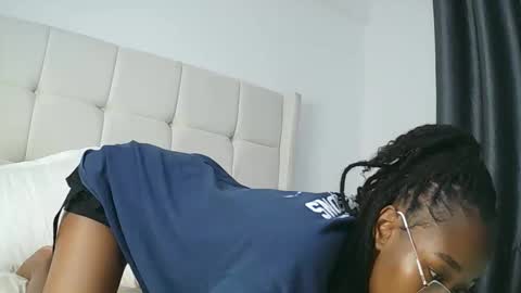 Snapshot of pinkaura_ chatting on January 18, 2026, 8:01 pm PinkyAura online show from January 18, 2026, 8:01 pm