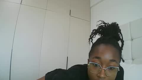 Snapshot of pinkaura_ chatting on February 4, 2026, 12:00 pm PinkyAura online show from February 4, 2026, 12:00 pm