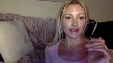 Snapshot of pinksn0wle0pard chatting on May 25, 2026, 6:19 am pinksn0wle0pard online show from May 25, 2026, 6:19 am