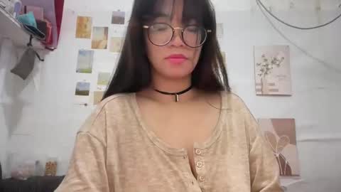 Snapshot of pinkyrosexx chatting on November 3, 2025, 5:47 pm Rose online show from November 3, 2025, 5:47 pm