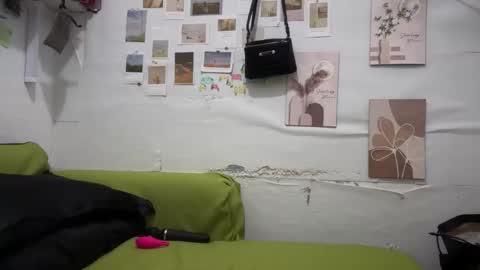 Snapshot of pinkyrosexx chatting on November 5, 2025, 11:27 pm Rose online show from November 5, 2025, 11:27 pm