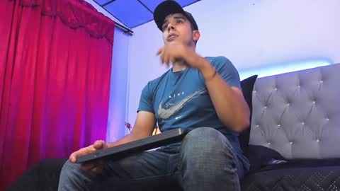 Snapshot of pipe_320 chatting on January 18, 2025, 12:13 am pipe_320 online show from January 18, 2025, 12:13 am