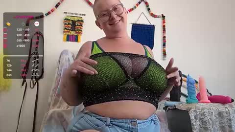 Snapshot of pisces_princess_ chatting on November 1, 2025, 8:55 pm Em online show from November 1, 2025, 8:55 pm