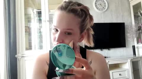 Caroline online show from April 16, 2026, 4:24 am