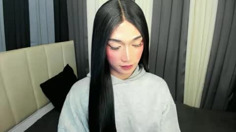 pixiedoll_ online show from May 6, 2026, 5:51 pm
