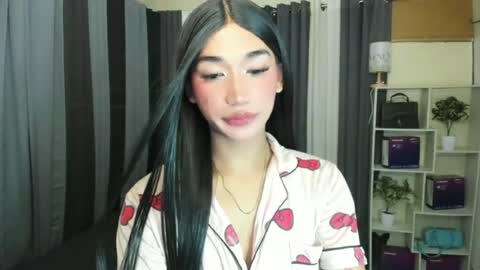 pixiedoll_ online show from June 15, 2026, 6:32 pm