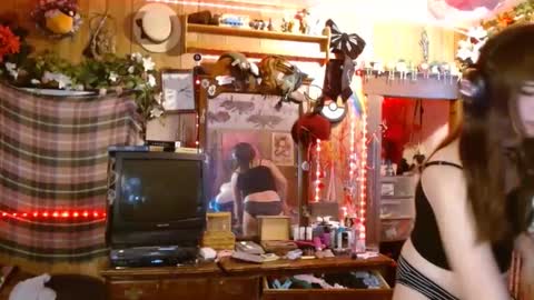 Snapshot of pixinun chatting on December 3, 2024, 7:11 pm Izzy online show from December 3, 2024, 7:11 pm