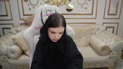 Lana online show from December 15, 2025, 11:14 am