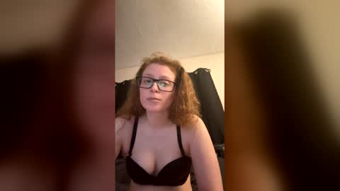 poisonivyy95 online show from March 9, 2026, 1:42 am