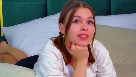 Snapshot of pollylanders chatting on March 11, 2025, 4:32 am Polly online show from March 11, 2025, 4:32 am