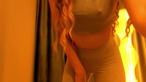 Snapshot of poppybloopy chatting on September 27, 2025, 6:35 pm April online show from September 27, 2025, 6:35 pm