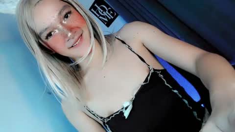 precious_laura18 online show from June 21, 2026, 6:43 pm