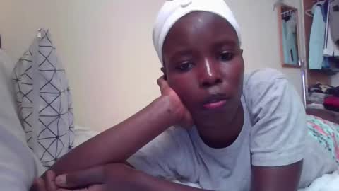 pretty_petite_ebony online show from October 19, 2025, 1:56 pm