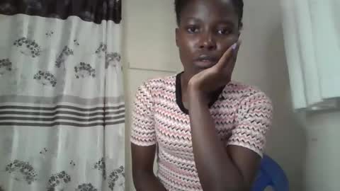 Snapshot of pretty_petite_ebony chatting on December 4, 2025, 8:01 am pretty_petite_ebony online show from December 4, 2025, 8:01 am