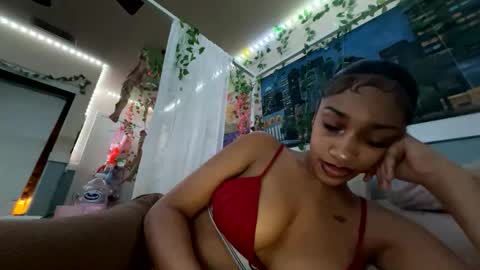 Snapshot of prettyblackgal chatting on December 15, 2025, 7:34 am prettyblackgal online show from December 15, 2025, 7:34 am