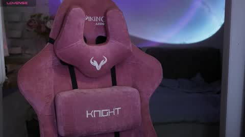 Snapshot of prettybones chatting on December 13, 2025, 11:43 pm Violet online show from December 13, 2025, 11:43 pm