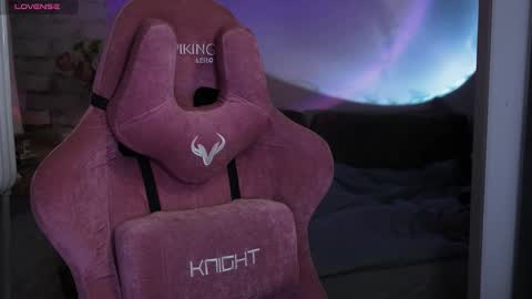 Snapshot of prettybones chatting on December 15, 2025, 1:43 am Violet online show from December 15, 2025, 1:43 am