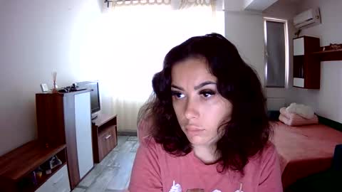 prettyjulliette online show from September 28, 2025, 10:31 am