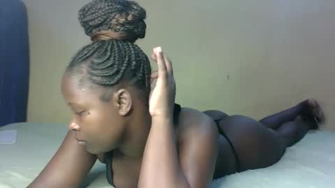 Snapshot of prettymelly_ chatting on December 19, 2025, 11:17 am Melly online show from December 19, 2025, 11:17 am