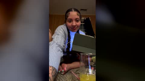 prettynnnpink online show from April 16, 2026, 4:02 am