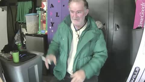 Snapshot of pussy_licker0127 chatting on December 12, 2024, 2:11 pm Mark online show from December 12, 2024, 2:11 pm