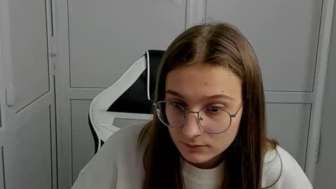 Snapshot of queen_amelie chatting on April 17, 2026, 12:52 pm Amelie online show from April 17, 2026, 12:52 pm
