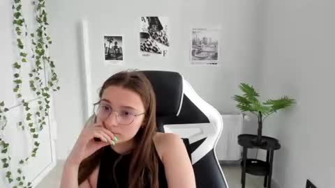 Snapshot of queen_amelie chatting on June 19, 2026, 9:02 am Amelie online show from June 19, 2026, 9:02 am