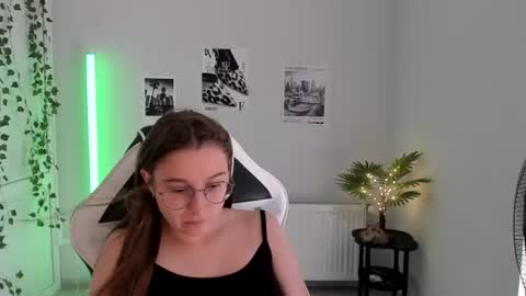 Snapshot of queen_amelie chatting on July 16, 2026, 7:03 am Amelie online show from July 16, 2026, 7:03 am