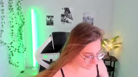 Snapshot of queen_amelie chatting on July 18, 2026, 8:18 am Amelie online show from July 18, 2026, 8:18 am