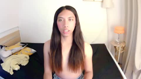 Snapshot of queen_gia chatting on April 23, 2026, 12:40 pm queen_gia online show from April 23, 2026, 12:40 pm