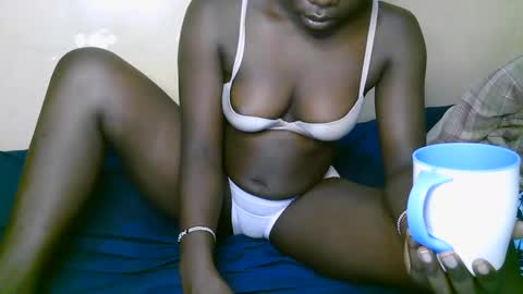 Snapshot of queen_latasha chatting on December 1, 2025, 6:46 pm queen_latasha online show from December 1, 2025, 6:46 pm