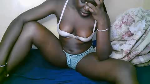 Snapshot of queen_latasha chatting on December 5, 2025, 8:38 pm queen_latasha online show from December 5, 2025, 8:38 pm