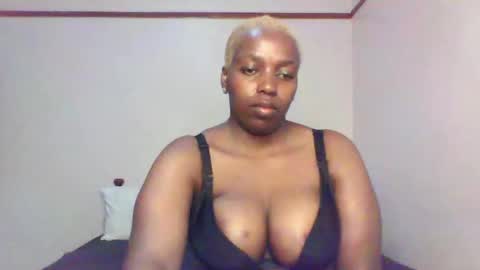 Snapshot of queen_melanine chatting on March 7, 2025, 3:40 am QUEEN online show from March 7, 2025, 3:40 am